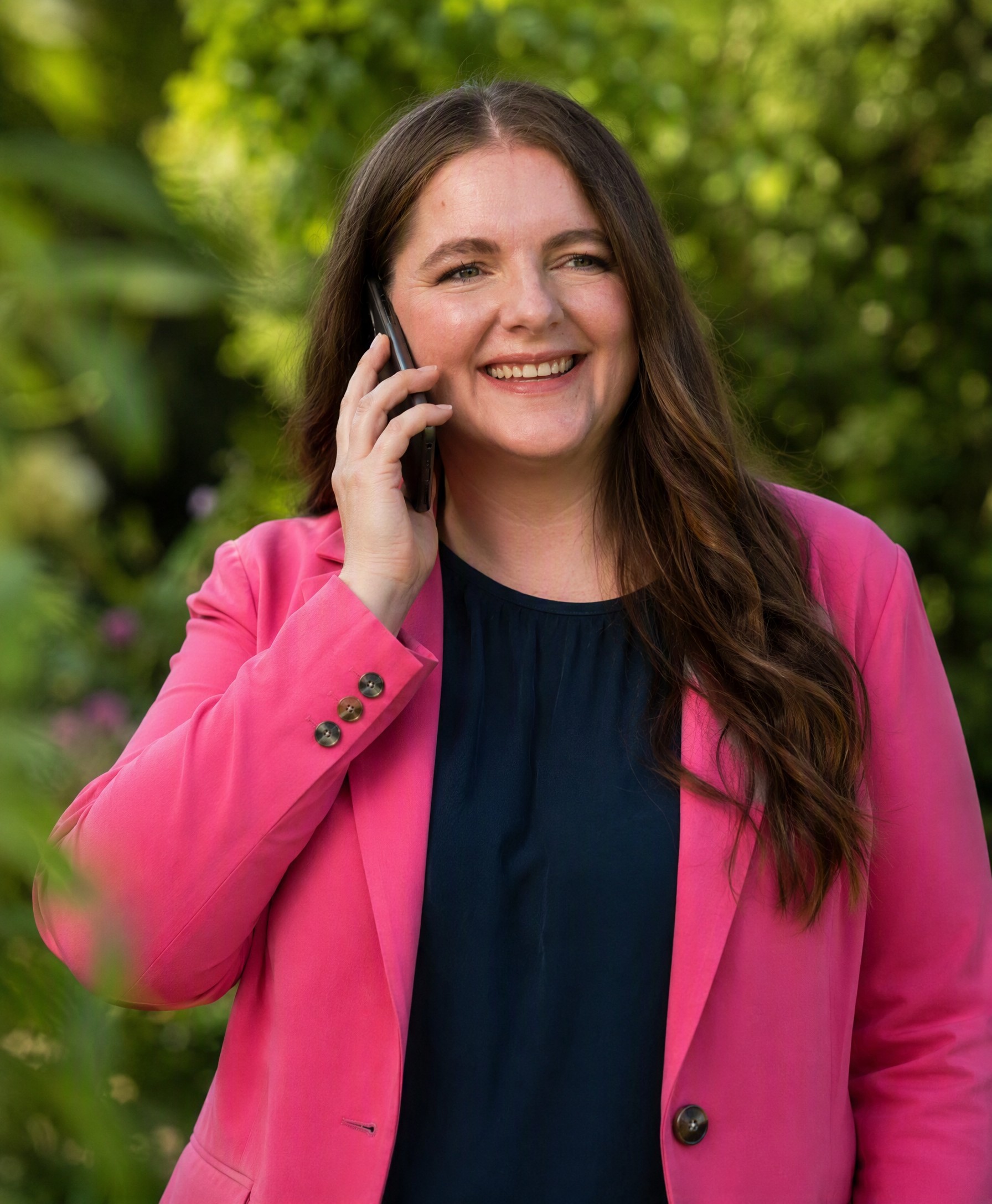 Martha Dietrich am Telefon